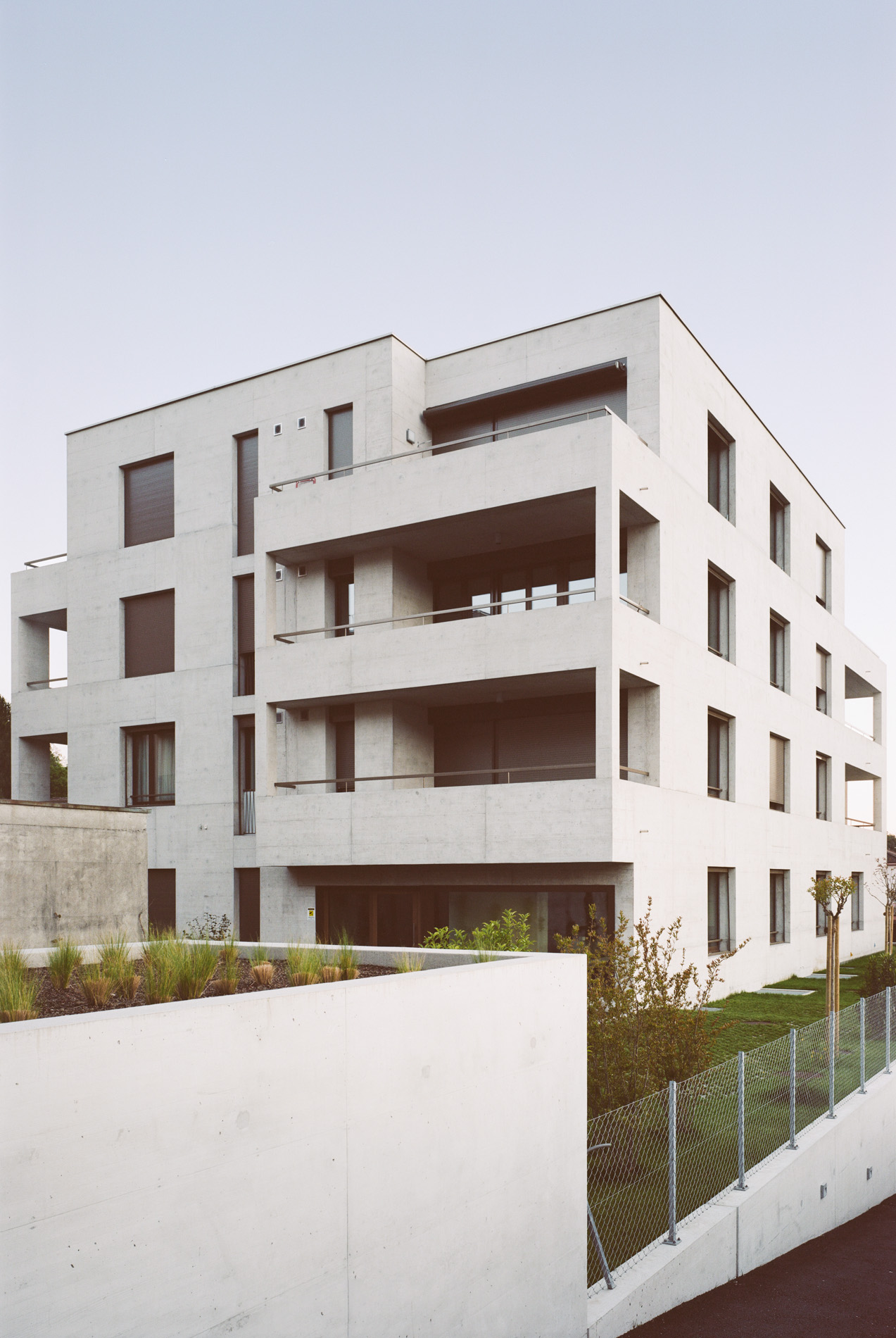 Edificio residenziale in via Giacomo Rizzi a Mendrisio. Architetto: Mihail Amariei