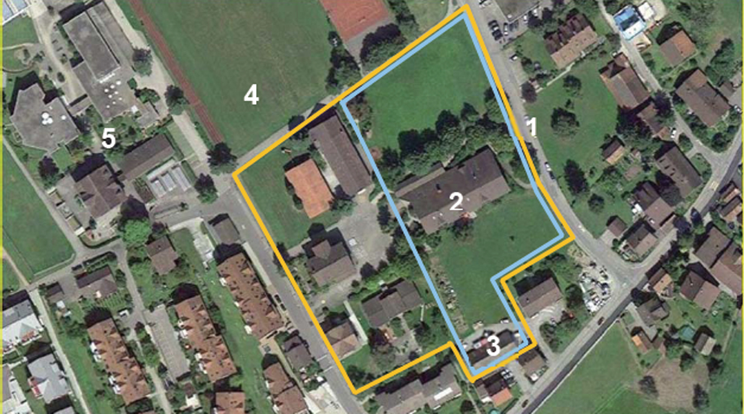 Situation: Der Perimeter erstreckt sich westlich entlang der Niederfeldstrasse (1) und beinhaltet die bestehenden Gebäude Schulhaus Gramatt (2) und Alte Sennerei (3). Es stehen ein Perimeter für die Hochbauten (blau) und ein vergrösserter Perimeter für die Aussenraumgestaltung (orange) zur Bearbeitung. Bereits bestehend befinden sich nordwestlich des Perimeters gut ausgestattete Aussensportanlagen (4) mit 100m Laufbahn, Tartanplatz, Weitsprunganlage und grossem Sportplatz. Diagonal versetzt zum Perimete