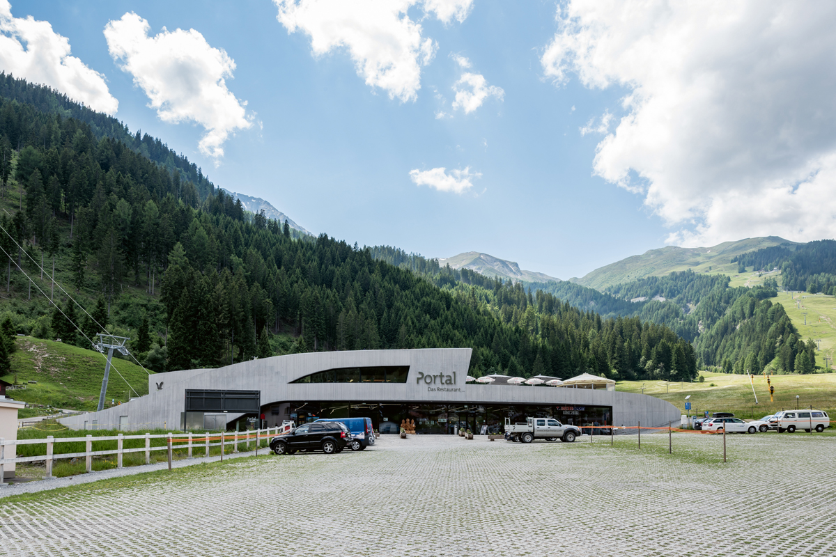 Portal Churwalden: vorgezogener und auffälliger Einstieg in die Feriendestination Lenzerheide (Architektur: Ritter Schumacher, Chur; Bauingenieur: ewp, Chur; Baujahr: 2016).