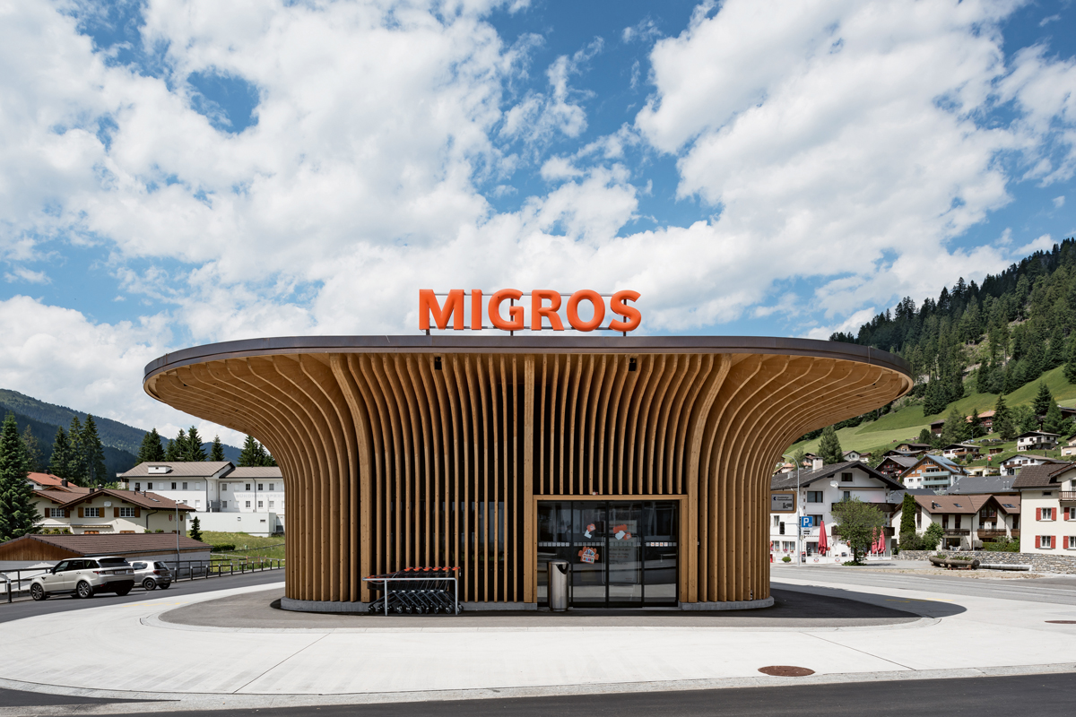 Das neue ÖV-Terminal von Churwalden: In Laufdistanz zur Bergbahn ist ein multifunktionaler Pavillon mit Warteraum und Einkaufsladen entstanden (Architektur: Ritter Schumacher, Chur; Holzbau: Frommelt, Schaan; Baujahr: 2016).