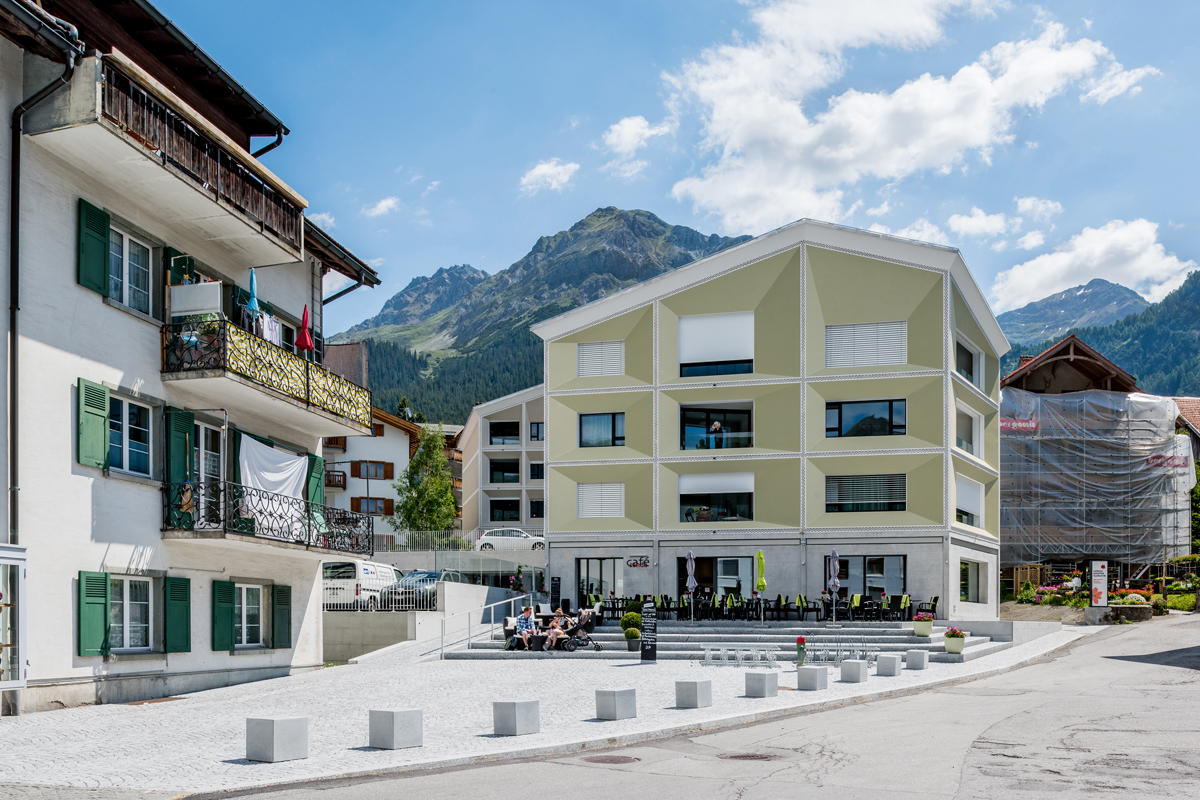 Die Wohn- und Geschäftshäuser neueren Datums sorgen, mitten im kommerziellen Zentrum der Lenzerheide, erstmals für kleinstädtisches, lebendiges Flair («Senda», Architektur: Ritter Schumacher, Chur; Bauingenieur: ewp, Chur; Baujahr: 2016).