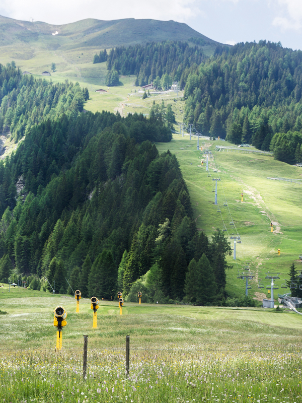 Spuren in der Landschaft und hoher Energiekonsum: Wie nachhaltig ist eine Skidestination? (Blick auf Pradaschier.)