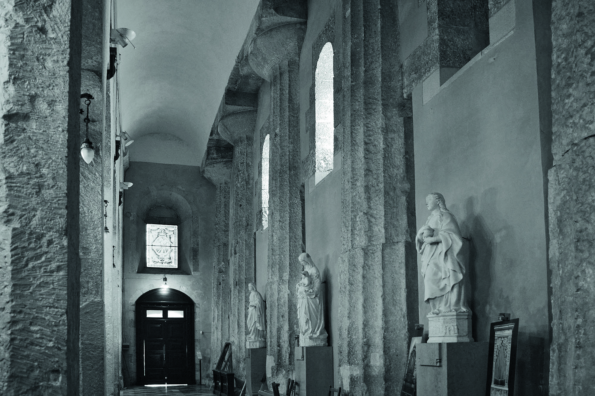 Le colonne del preesistente tempio dorico nella navata laterale del Duomo di Siracusa.