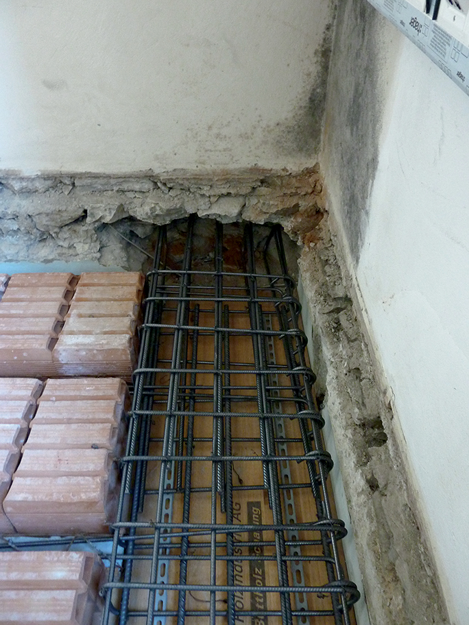 Intervento di ricostruzione. Armatura della trave, travetti prefabbricati e pignatte in cotto prima del getto.