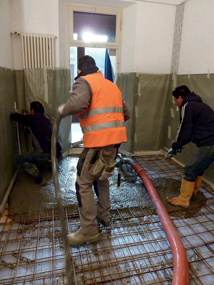 Intervento di risanamento. Getto dello strato di calcestruzzo per il risanamento della soletta.