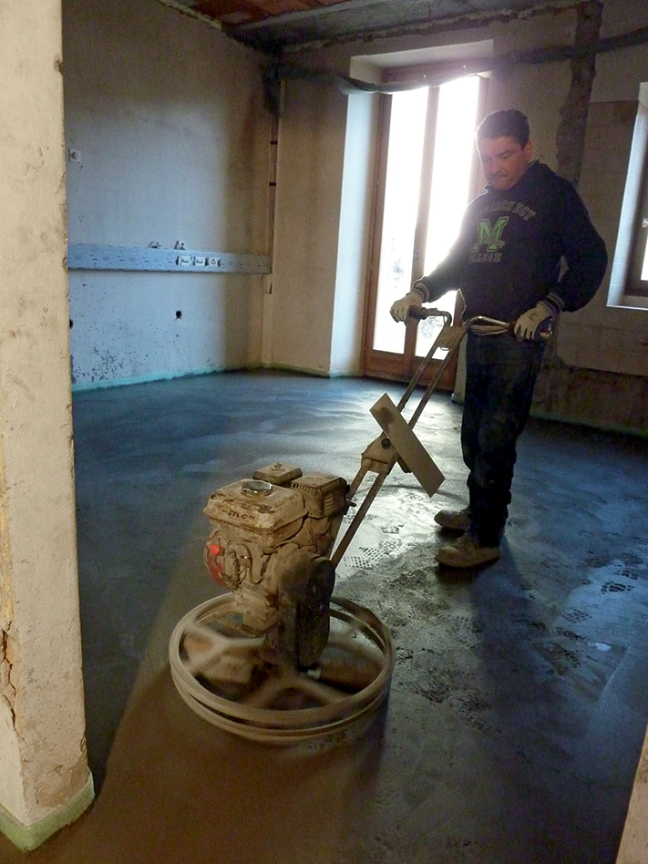 Intervento di risanamento. Lisciatura dello strato di calcestruzzo.