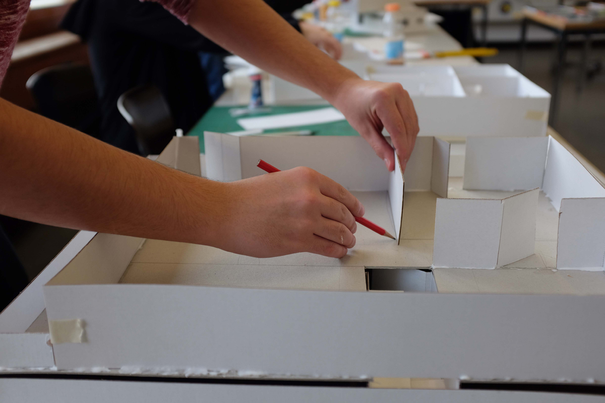 Kreative Annäherung an den ­architektonischen Raum mit Bleistift, Klebstoff und Karton.