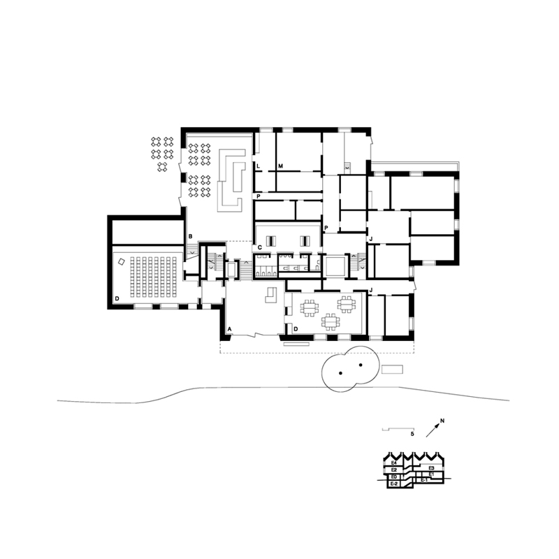 Ebenen E0/1 mit Eingangsbereichen und Nebenräumen.