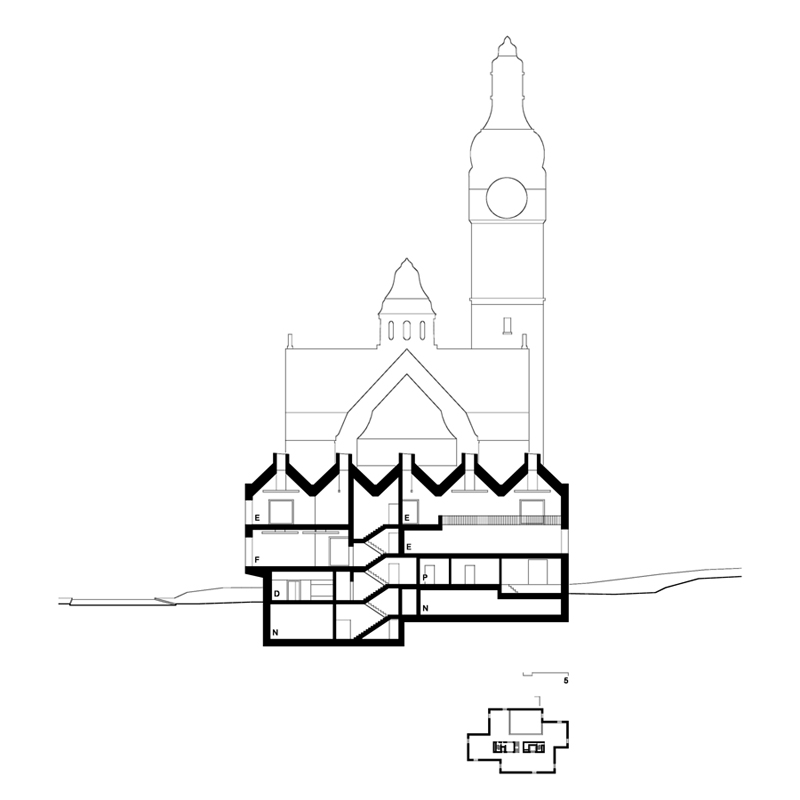 Querschnitt mit Kirche im Hintergrund.