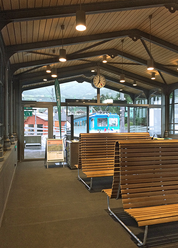 Der Hochperron selbst darf nicht mehr befahren werden und dient daher als Warteraum für die Bahntouristen.