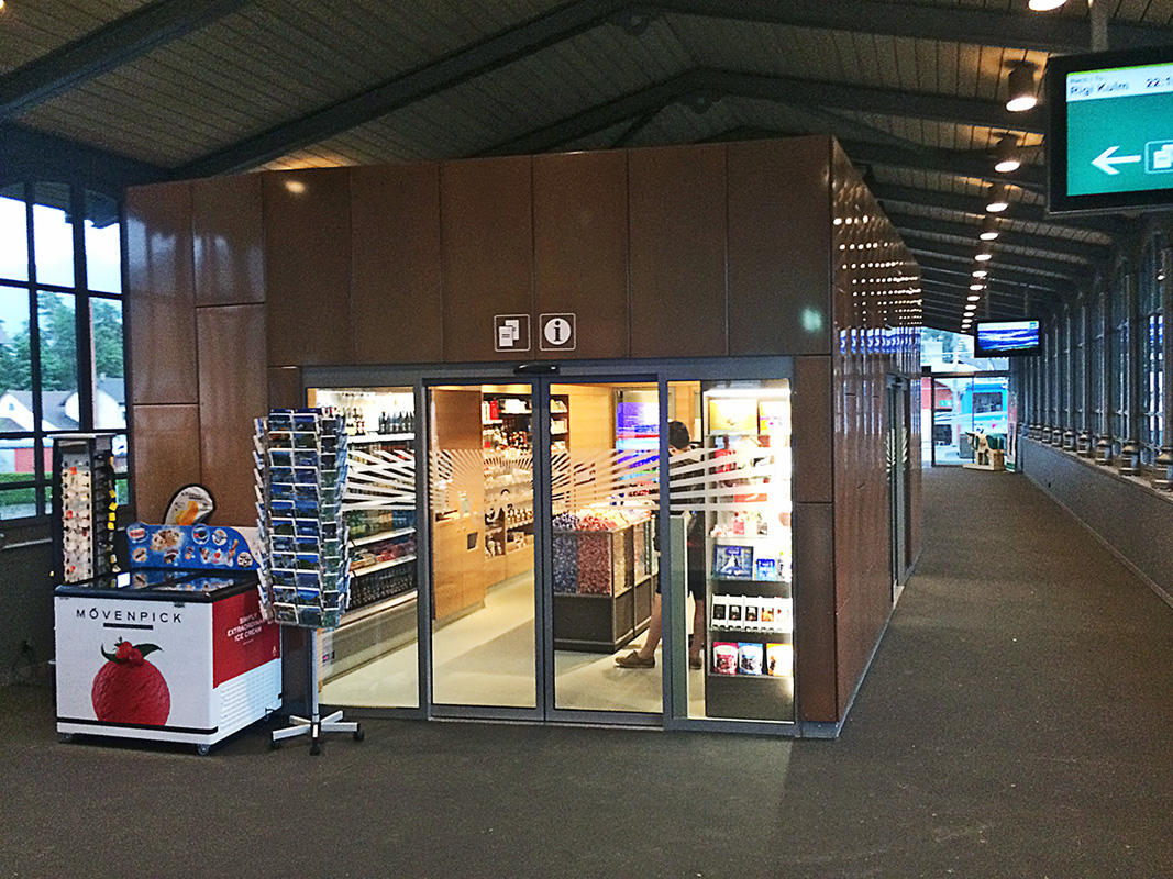 Ein containerartiger Kiosk verstellt den historischen, filigran konstruierten Innenraum.