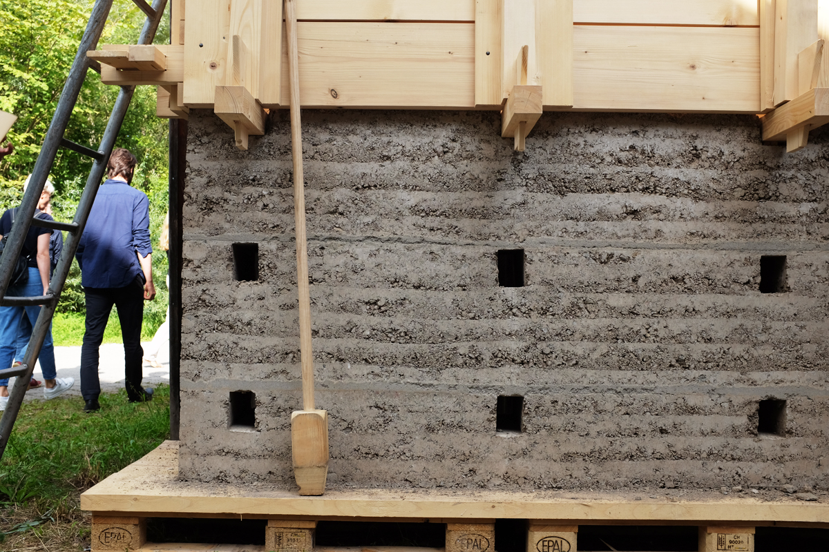 Zur Anschauung stellten die Studierenden eine Lehmschalung her, wie sie im 18. Jahrhundert der Architekt François Cointeraux in seinem Lehrbuch zum Lehmbau beschreiben hat.