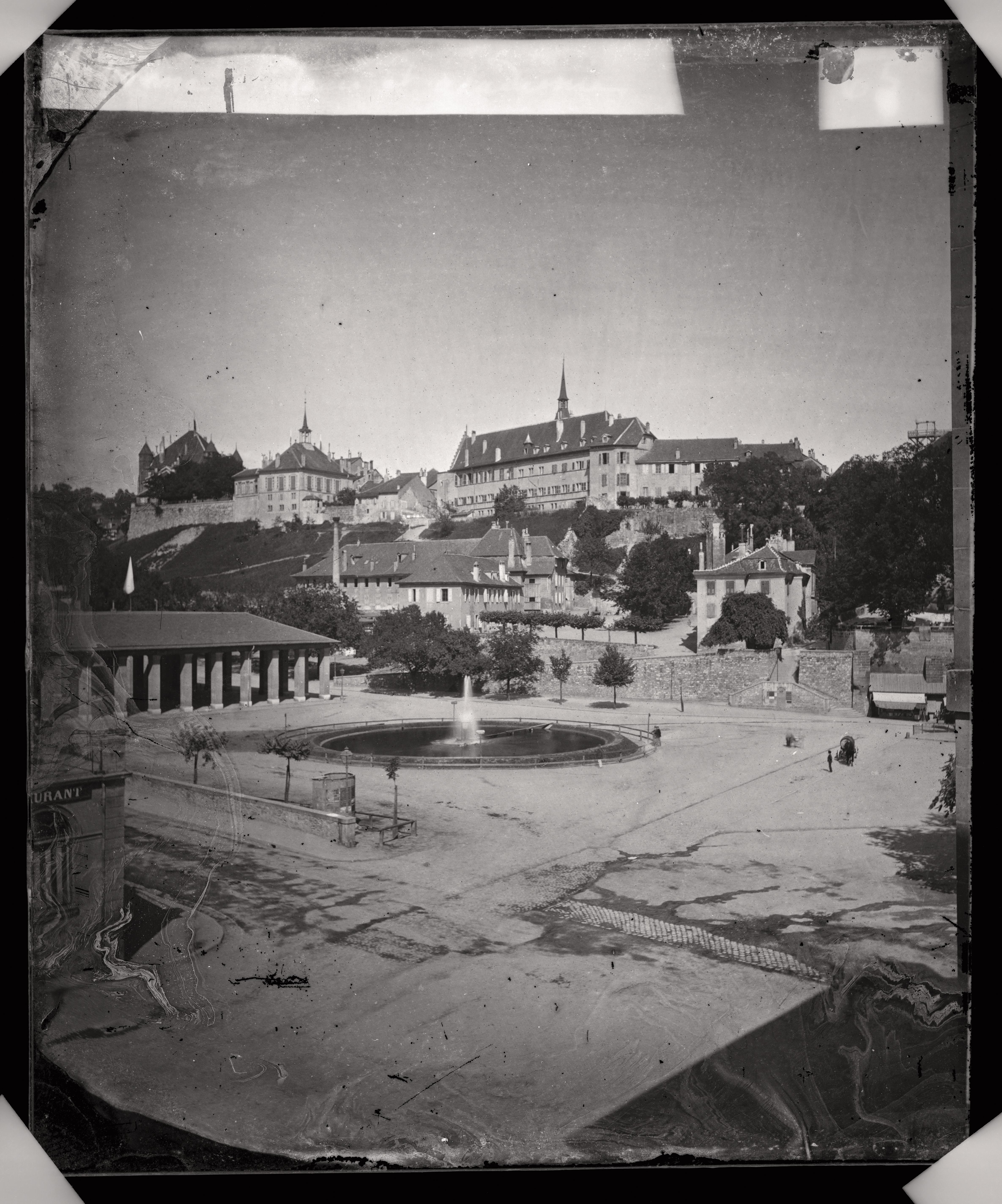 Fontaine temporaire sur la place de la Riponne. A l’occasion de la fête du Tir fédéral de 1876, pour inaugu- rer la nouvelle conduite, le jet est propulsé à 40 m.