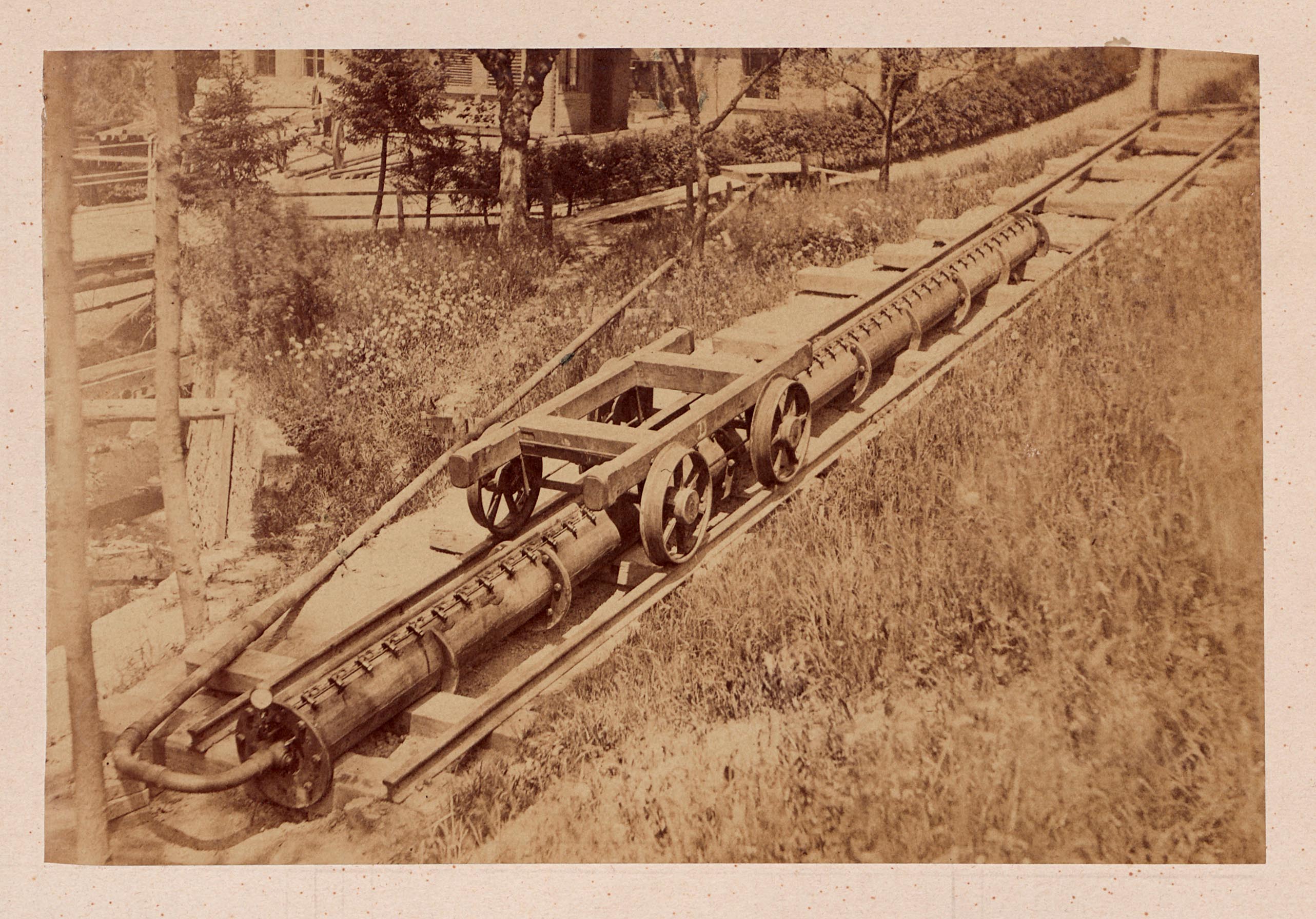 Une impasse technologique : test du système de propulsion atmosphérique du Lausanne-Ouchy. Celui-ci consiste à faire coulisser un piston dans un tube pressurisé disposé entre les rails du train, qui doit être paradoxalement fendu sur toute la longueur, afin de laisser coulisser la barre d’attelage au train attachée au piston. Le système sera finalement abandonné.