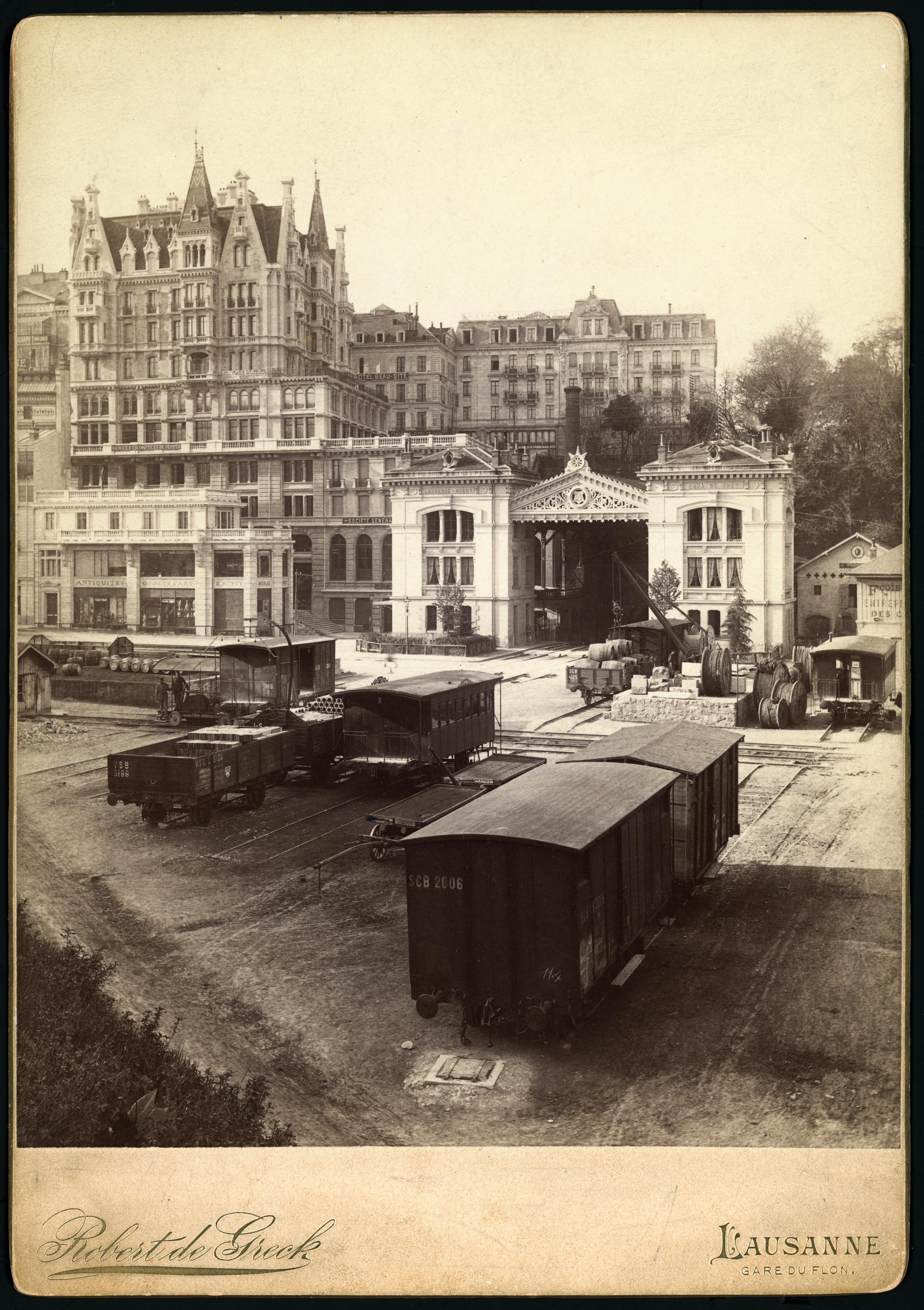 Arrivée des wagons au Flon. A gauche, le chariot transbordeur est déplacé grâce à deux câbles activés par une turbine hydraulique, abritée dans une petite cabane en bois.