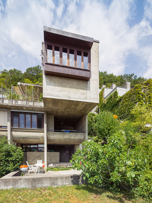 Vorspringender Wohnraumbaukörper an einer Endsituation: Bergender Grund und übermütige, im Leeren hängende Kanzel mit freiem Blick in die Weite.