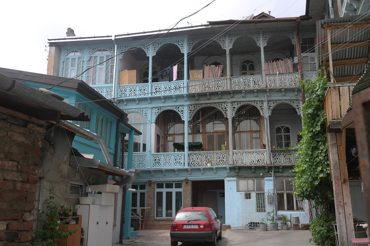 Innenhof einer Häusergruppe in der Altstadt von Tbilisi. Die vor die Massivbauten gehängten, reich verzierten Balkone werden teilweise wieder erneuert.