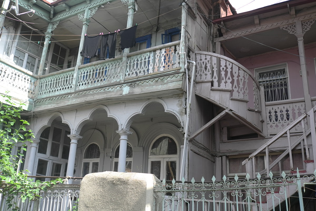 Georgische Treppenimprovisation in der Altstadt von Tbilisi.