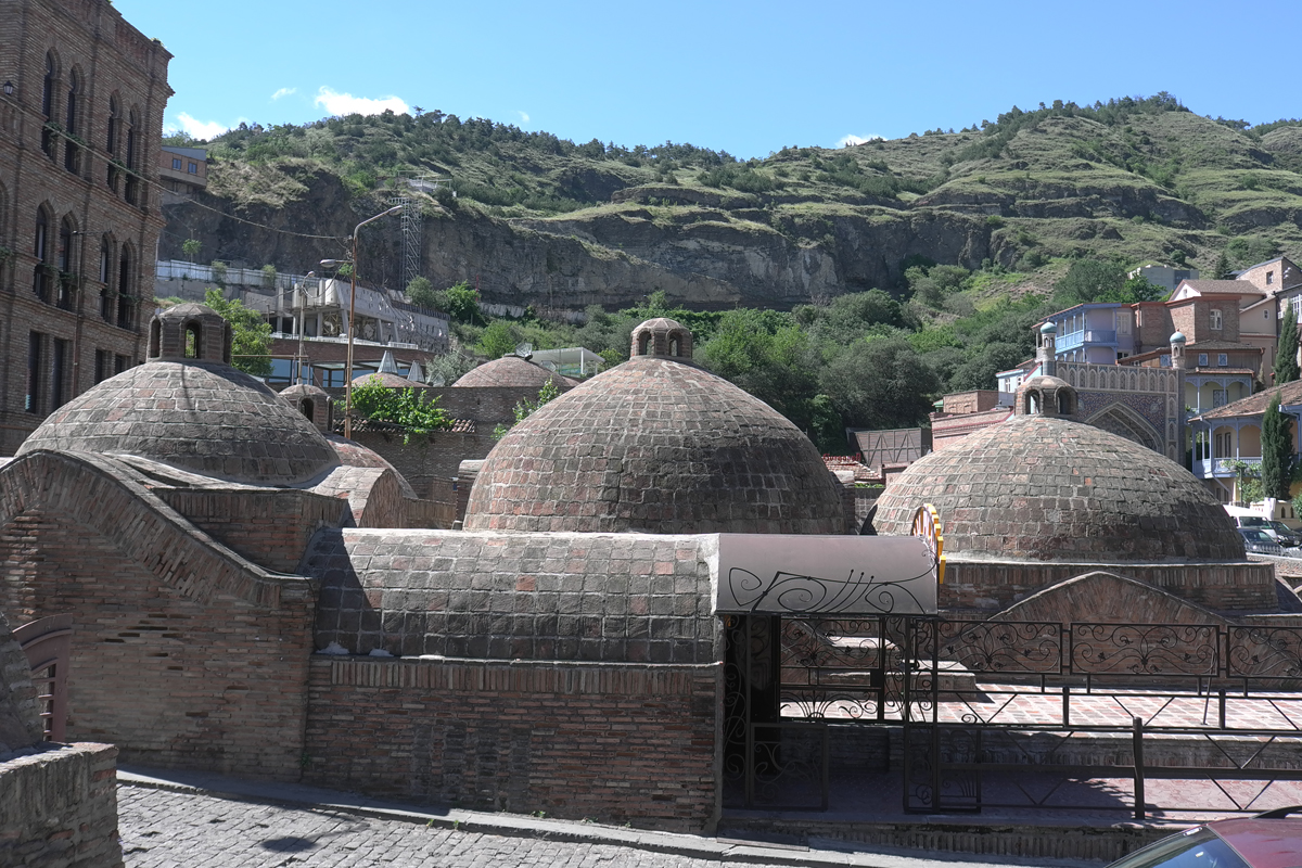 Die Schwefelbäder am Rand der Altstadt bilden den eigentlichen Ursprung der Stadt Tbilisi («Tbili» bedeutet warm). Sie liegen meist unter runden Kuppeldächern und werden nach wie vor benutzt.