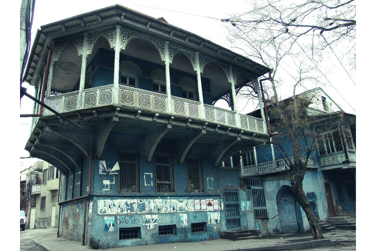 Das Lermontow-Haus am Gudiashvili Square (Altstadt) geht in seinen Ursprüngen auf 1830 zurück. Ehemals ein Hotel, in dem der russische Dichter Michail Jurjewitsch Lermontow mehrfach wohnte. Fotografie aus älterer Zeit (undatiert). Das Haus wurde einem unprofessionellen Umbau unterzogen und teilweise zerstört.