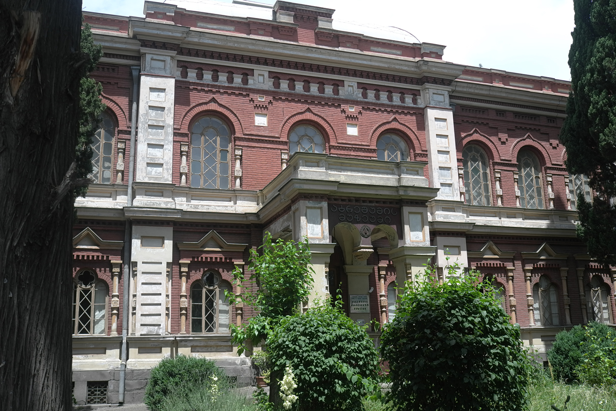 Georgien liegt an der ehemaligen Seidenstrasse. Produktion und Handel der Seide spielen dort eine bedeutsame Rolle. Davon erzählt das Seidenmuseum in Tbilisi. Es ist in einem Bau des polnischen Architekten Alexander Szymkiewicz untergebracht (1887–1891), der auch die bis heute authentisch erhaltene Inneneinrichtung geplant hat. Es beherbergt Exponate aus 63 unterschiedlichen Ländern.