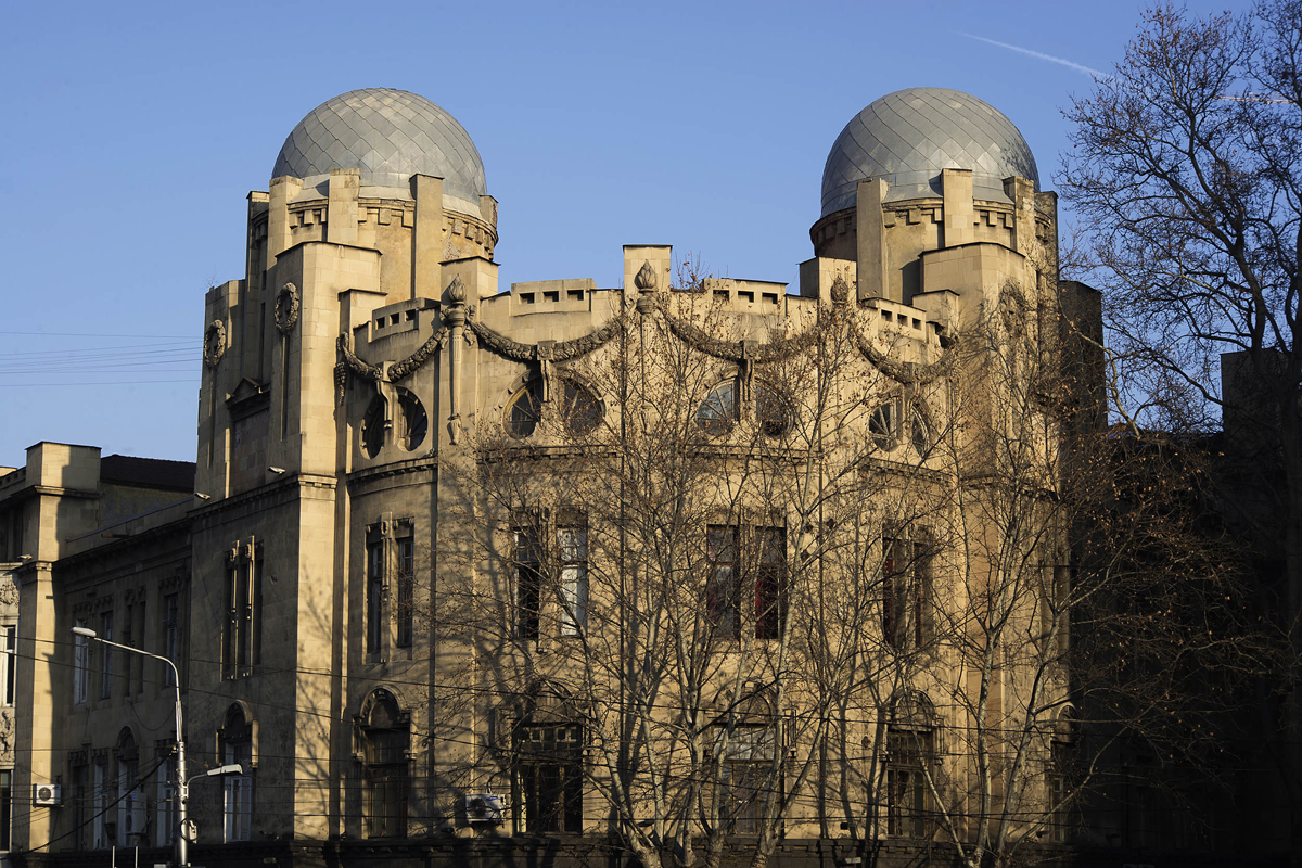 Das Melik-Asarjanz-Haus (Architekt Nikolay Obolonsky, Bildhauer Anton Nowak. 1908–1913) beim Rustaveli-Platz. Ursprünglich Wohn- und Geschäftshaus mit 39 Wohnungen mit eigener Strom- und Wasserversorgung, autonomem Heizsystem, Telefonanlage, Kindergarten, Kino und Galerie.