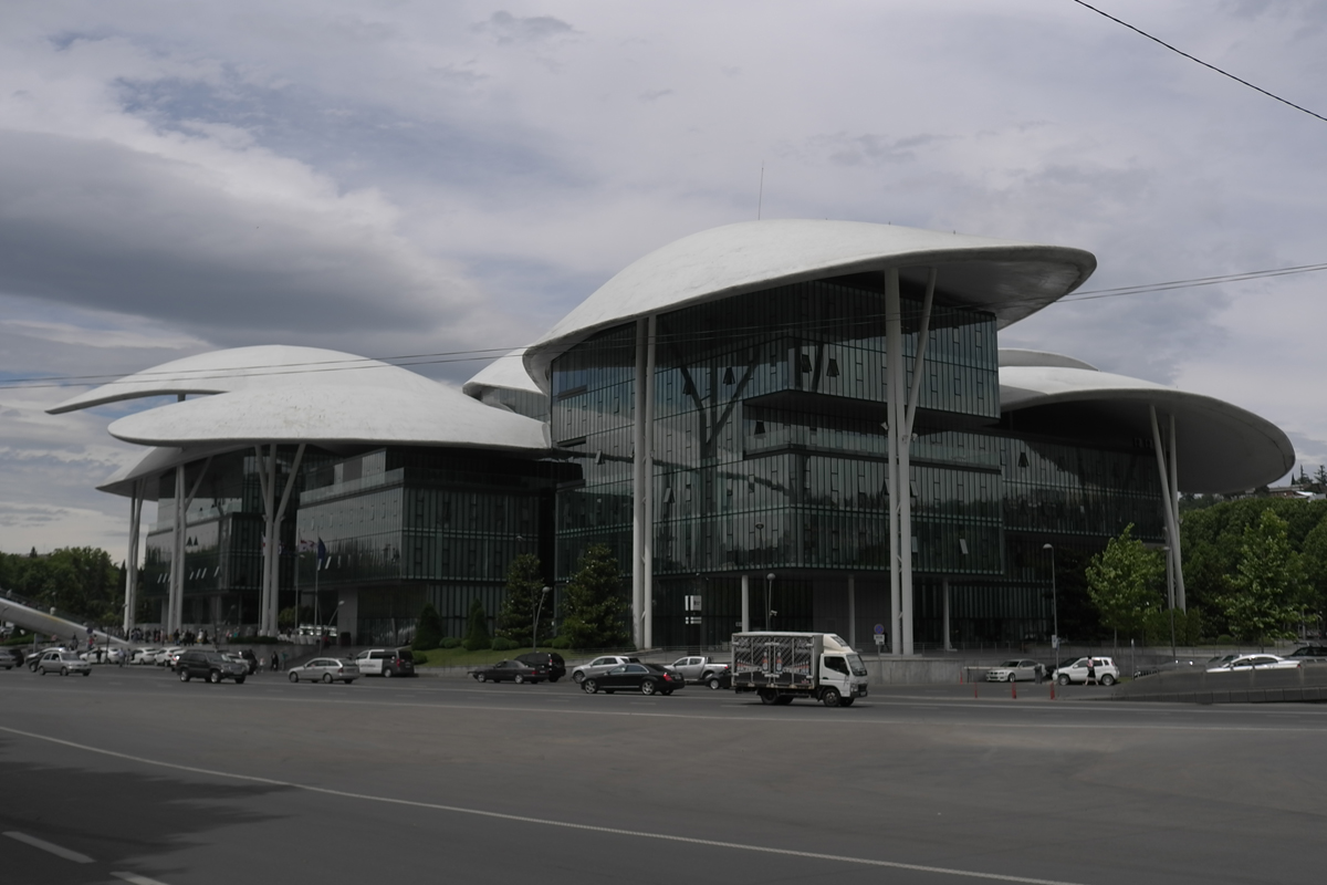 Das Bürgerhaus in Tbilisi dient dem Kontakt mit allen wichtigen Ämtern wie Passbüro, Steuerbehörde usw. und wird rege benutzt. Architektur: Massimiliano Fuksas (Mailand)