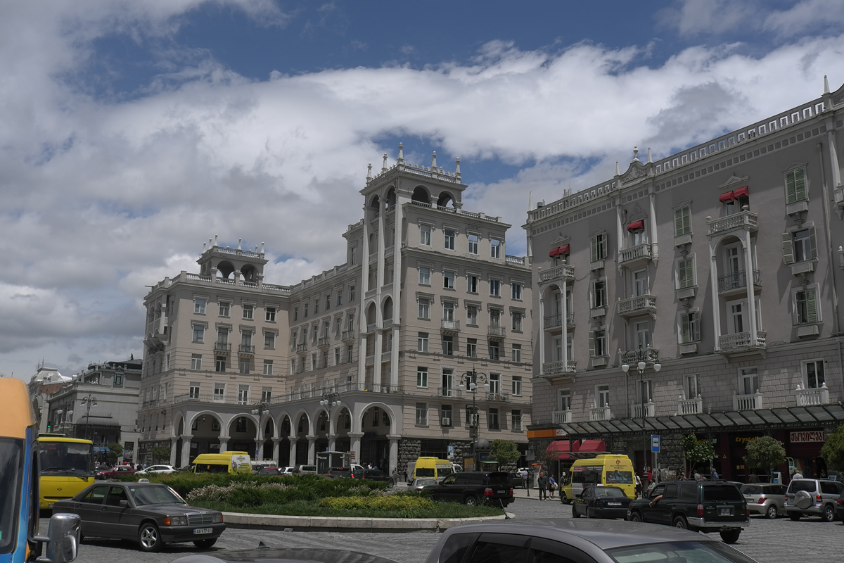 Der Marjanischwili-Platz mit seinen repräsentativen Wohnhäusern wurde 1947-49 nach den Plänen des Architekten Misha Melia errichtet. Dazu gehört die Agmaschenebeli Avenue, eine langgezogene Geschäfts- und Wohnstrasse, die parallel zur Mtkwari verläuft.