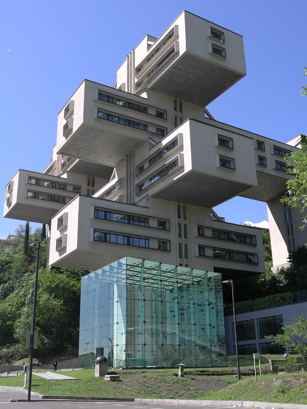 Ausgangs der Stadt an der parallel zur Mtkwari verlaufenden Ausfallstrasse Richtung Mtskheta steht das ehemalige Verwaltungsgebäude des Ministeriums für Strassen- und Brückenbau (heute Sitz der Bank of Georgia). 1974 nach den Plänen von Architekt George Chakhave und Ingenieur Zurab Jathagania erstellt, wurde der Bau 2010 renoviert und mit einer gläsernen Eingangshalle ergänzt.