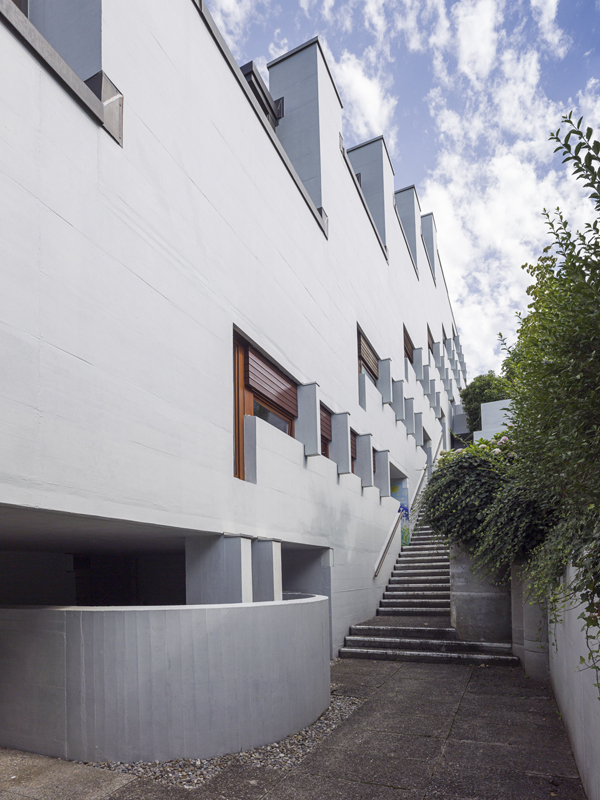Siedlung Brüggliacher in Oberrohrdorf bei Baden: Ein Netz von Treppen und Gassen durchzieht die Siedlung am Hang. Hier wird nicht nur der Zugang zur Wohnung gefunden, diese öffentlichen Räume fördern die Berührungspunkte zum Nachbarn.