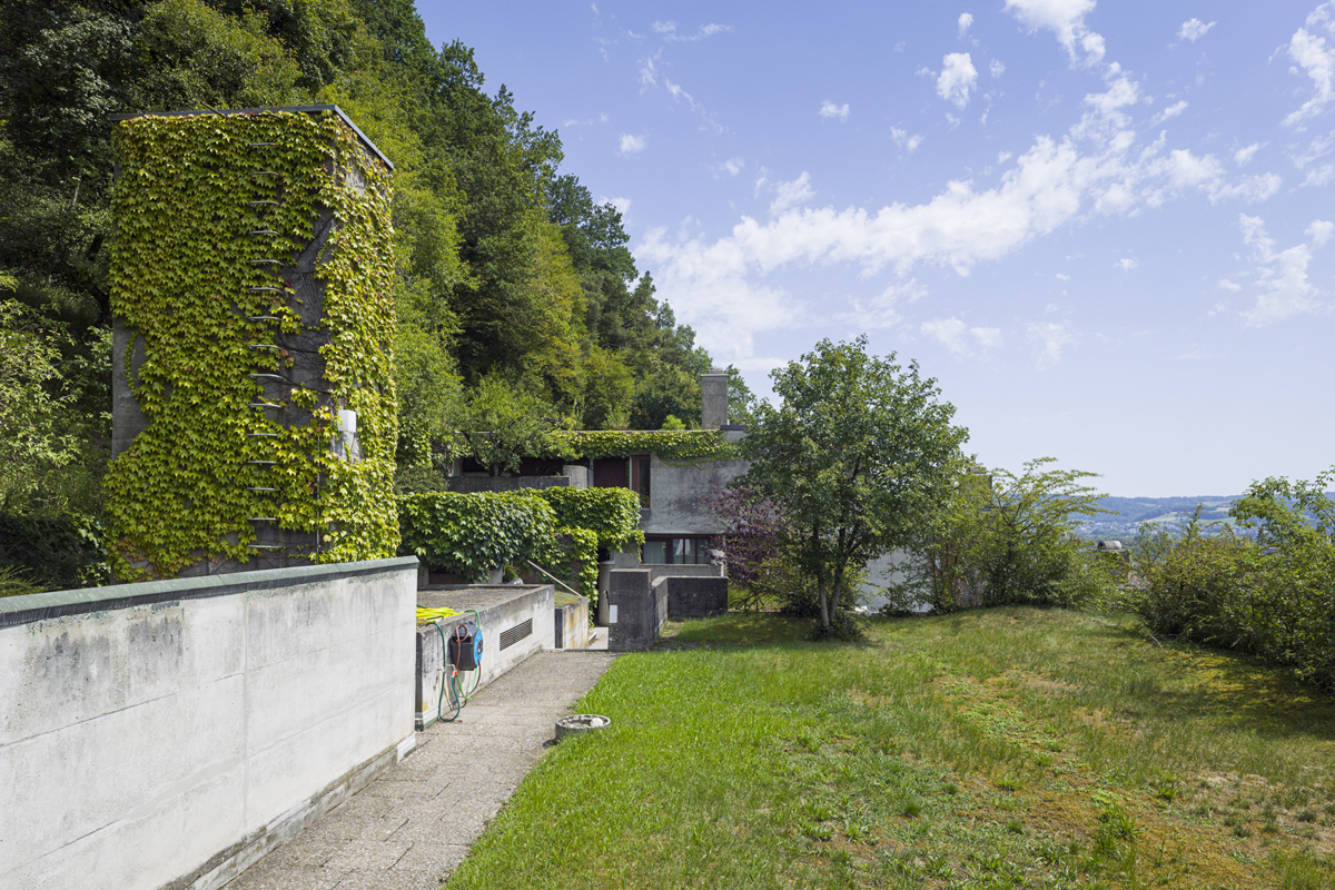 Siedlung Mühlehalde in Umiken, Brugg: Die Proportionen des Terrassenhauses stehen in direktem Zusammenhang zur Topografie. An den Rändern der Siedlung ist der Übergang zwischen Bebauung und Landschaft fliessend. Architektur und Pflanzung spielen zusammen.