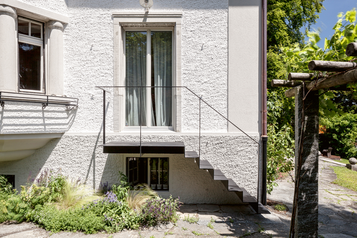Die neue Treppe stellt die fehlende Verbindung zwischen Haus und Garten her. Dieses zarte Element ist die einzig offensichtliche Veränderung an der Aussenhaut des Hauses.