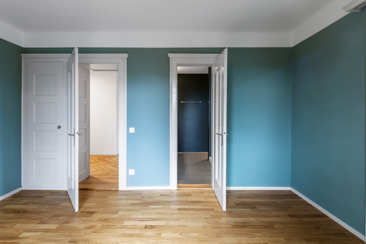 Das Elternschlafzimmer ist in einem dezenten Hellgrün gestaltet. Es verfügt über einen direkten Zugang zum Bad.