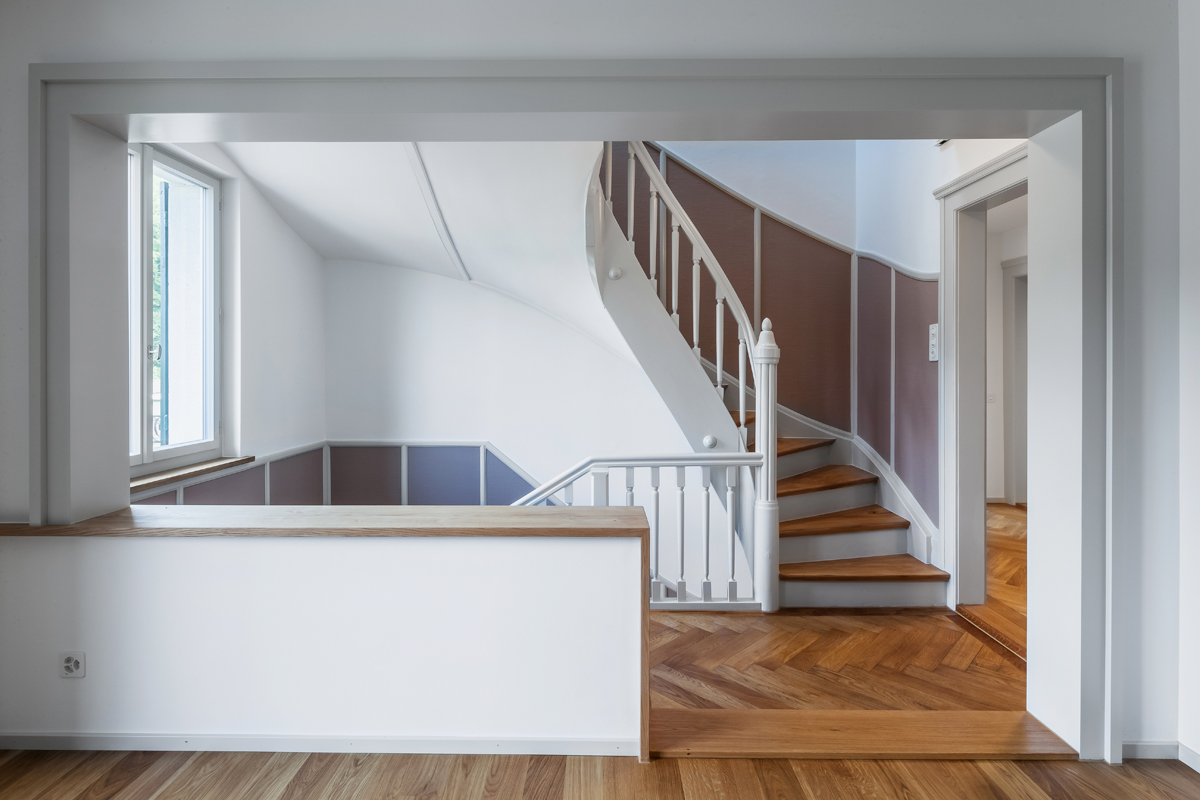 Dank der Öffnung der Eingangsbereiche gelangt viel mehr Licht in das gesamte Haus. Die neu entstandenen Räume sind für verschiedenste Nutzungen geeignet.