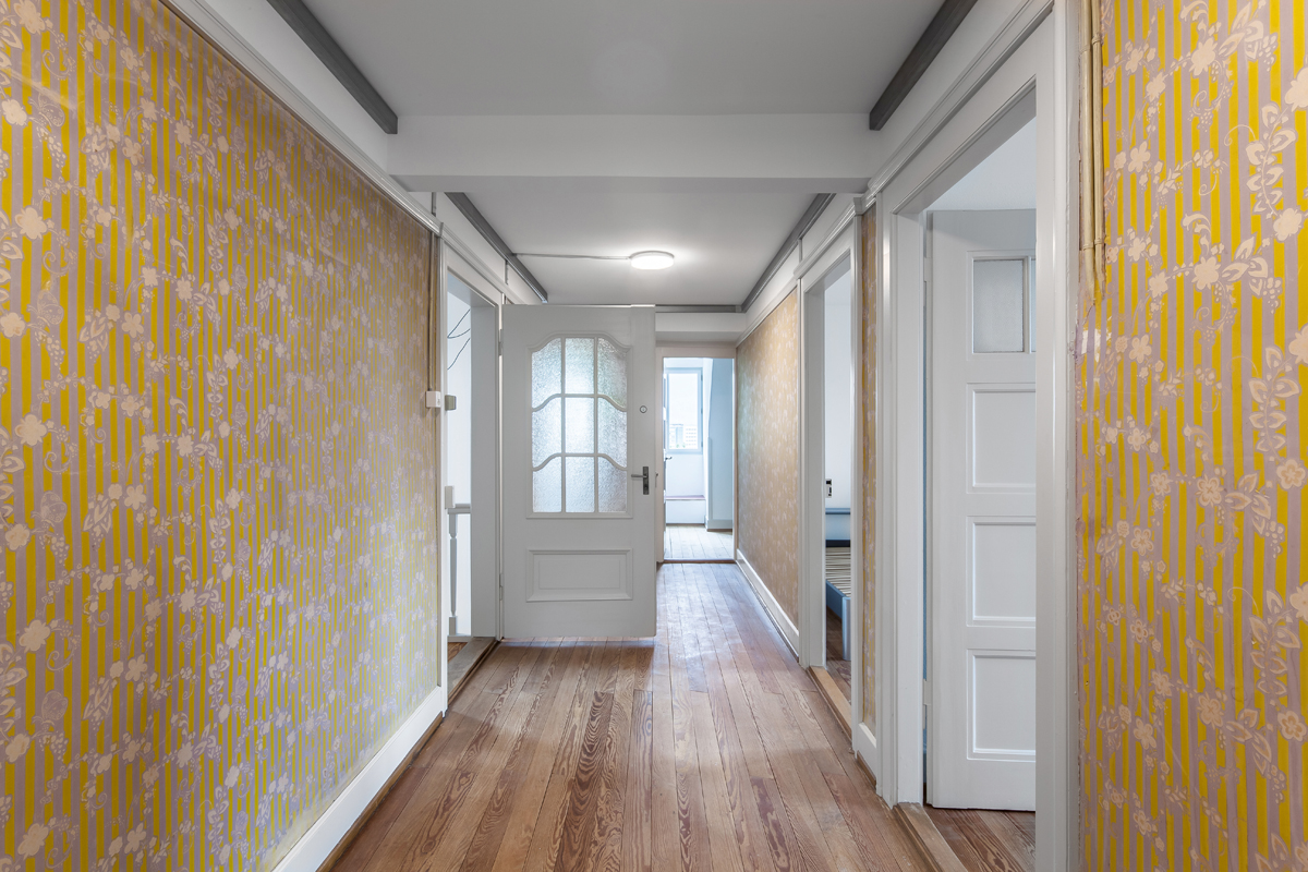 Im Dachgeschoss nahmen die Architekten kaum Eingriffe vor. Hier wurde sogar die alte Tapete mit ihrer Patina erhalten.