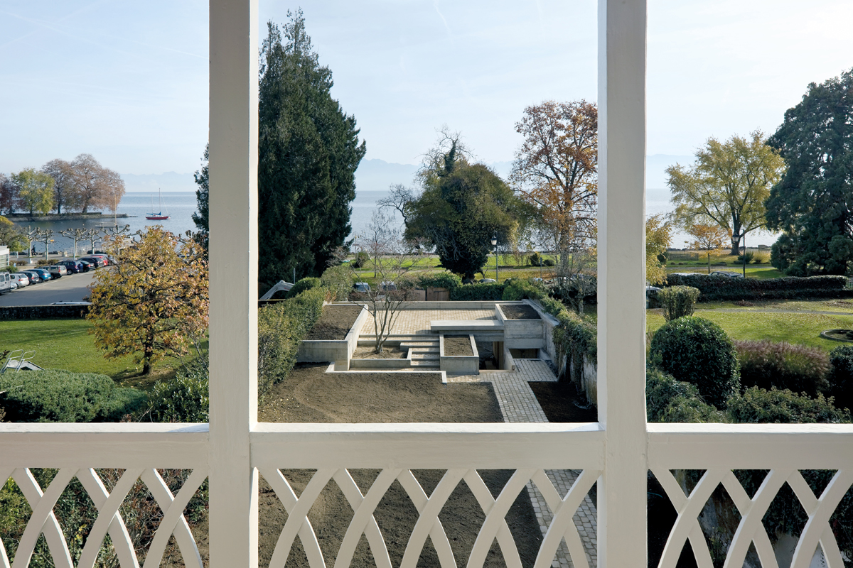 Als ein geducktes Arrangement aus geometrischen Volumen erinnert das Gartenhaus, das den neuen Zugang markiert, an Elemente klassischer Gartengestaltung von Carlo Scarpa.