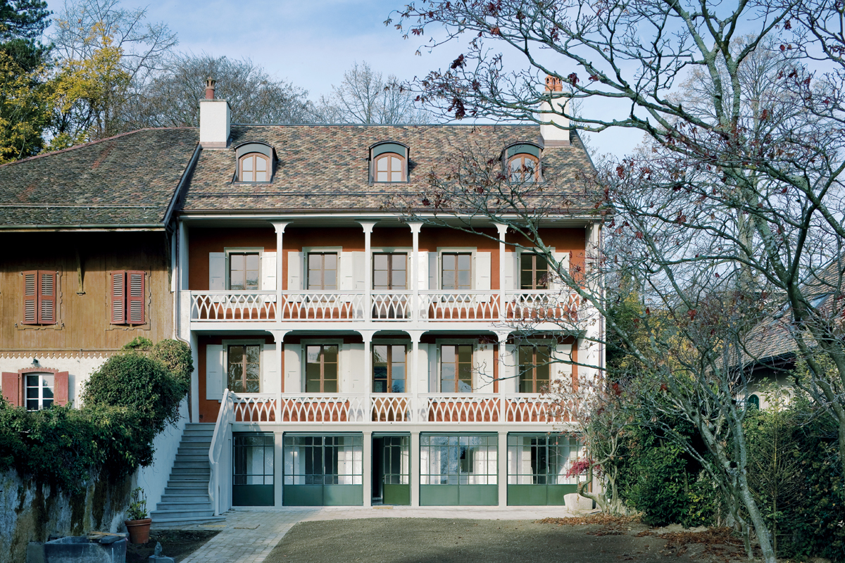 Die vorgelagerte Treppe, das neu ausgebaute Untergeschoss und die Dachgauben geben dem ursprünglichen Bestand eine neue Prägung, ohne den Gesamteindruck grundsätzlich zu verändern.