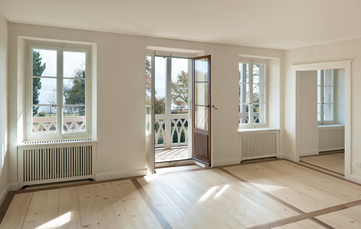 Die grafischen Muster im Parkett betonen die Achsen des Innenausbaus. Durch die reduzierte Formensprache bleibt der Boden als hinzugefügtes Bauteil erkennbar.