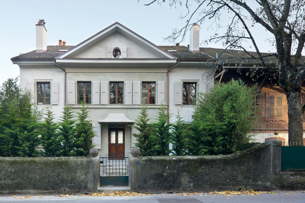 An der klassischen Strassenfassade ist die ursprüngliche Zweigeschossigkeit noch ablesbar. Der ehemalige Haupteingang dient nun als Verbindung von der Strasse zur Küche.