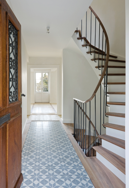 Anhand der schmiedeeisernen Bauteile an der alten Tür und am neuen Geländer wird deutlich, wie Vorgefundenes mit neu Interpretiertem in einen Dialog tritt.