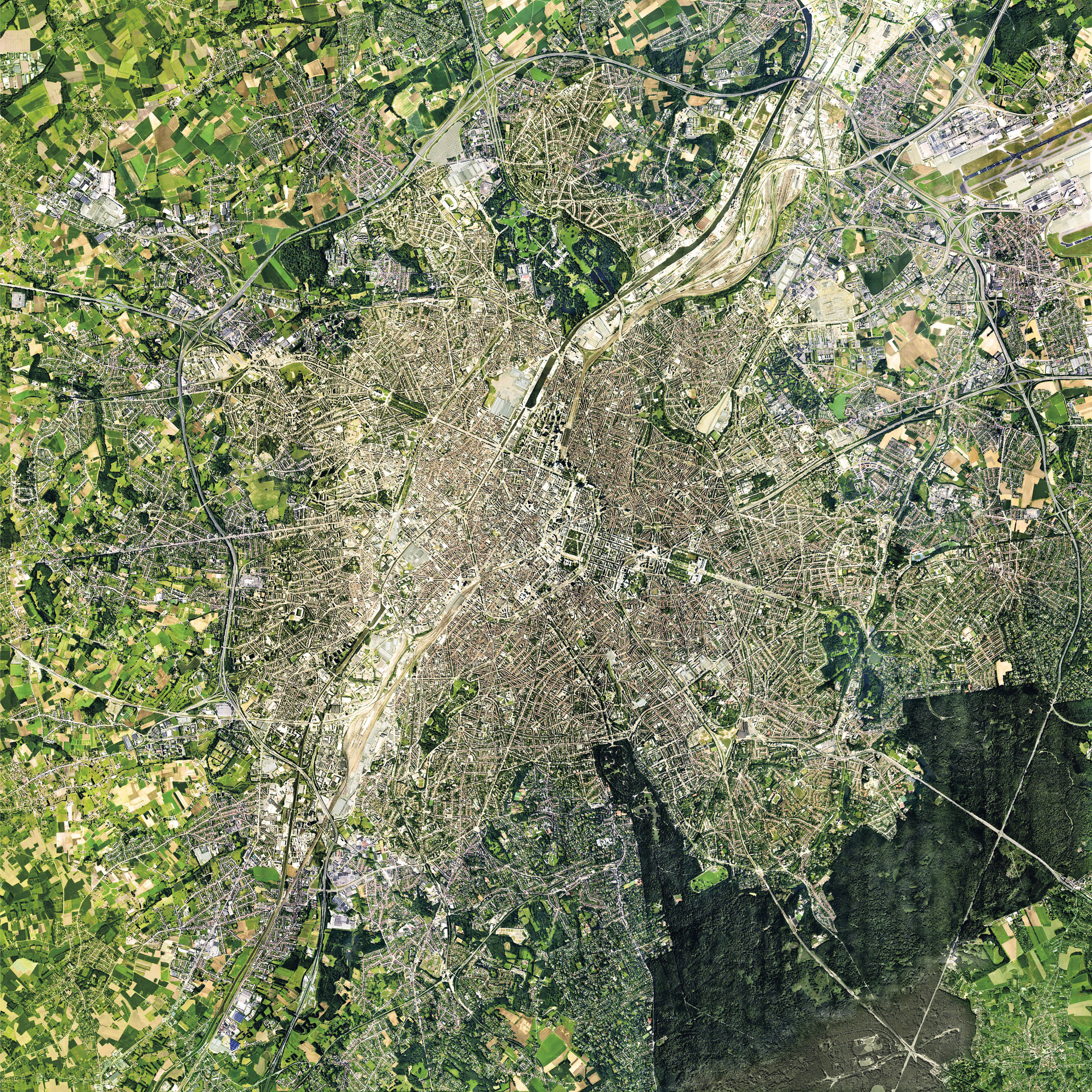 Parc de Tour &amp; Taxis, Bruxelles A. Cadrage: la ville de Bruxelles se situe dans la vallée de la Senne, mais son fleuve est canalisé.