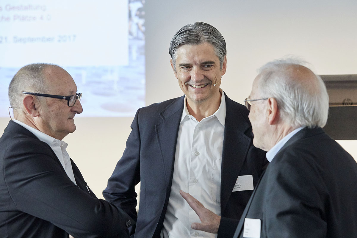 SIA-Präsident Stefan Cadosch (Mitte) im Gespräch – links Michel Zünd. SIA-Präsident Stefan Cadosch (Mitte) im Gespräch – links Michel Zünd.