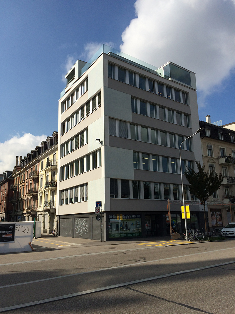 Auch ein von Architekten belebtes Haus, das aus den 1960er Jahren stammt und vor 7 Jahren eine Sanierung erfahren hat. Ausdruck und Struktur dieses Betonbaus blieben wie bei anderen erneuerten Objekten, fast selbstverständlich, erhalten. Einzig der Fensteranteil wurde erhöht; allein damit lässt sich das grosse Manko dieser Baugeneration, der hohe Energieverbrauch, beträchtlich senken.