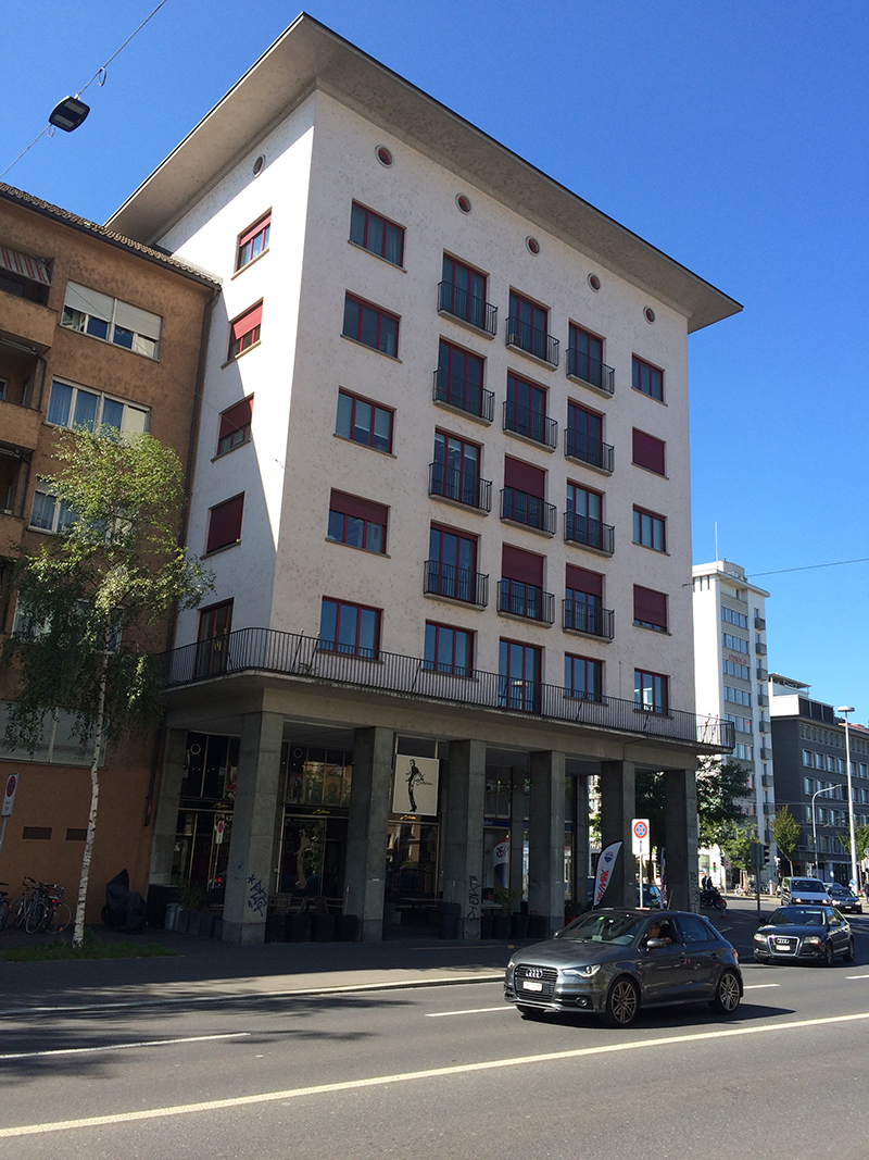 Ein Architektentraum oder das Tor zum Süden: An der Zufahrt zur Sihlhochstrasse und zur Autobahn in den Süden stehen die Zwillings-Geschäftshäuser «Zum Korn» und «Zum Schimmeltor» des Architekten Willy Roth (1941 bzw. 1948). Die beiden symmetrisch entworfenen, einander gegenüberstehenden Baudenkmäler bezeugen, dass der «Nuovo Realismo» damals auch in Zürich Anhänger gefunden hat.