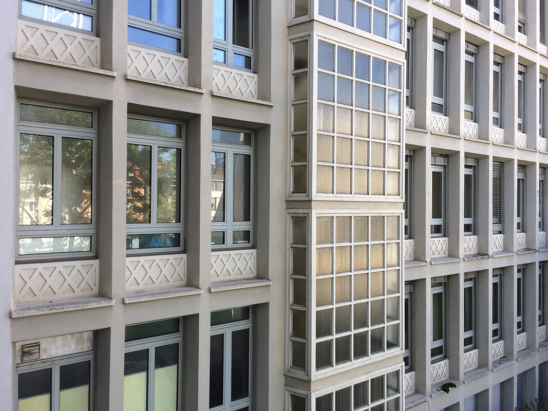 Detailansichten aus einem Geschäftshaus der Nachkriegsjahre von Alt-Wiedikon I: säulenartige Rückfassade und verglastes Treppenhaus als modernistische Merkmale.