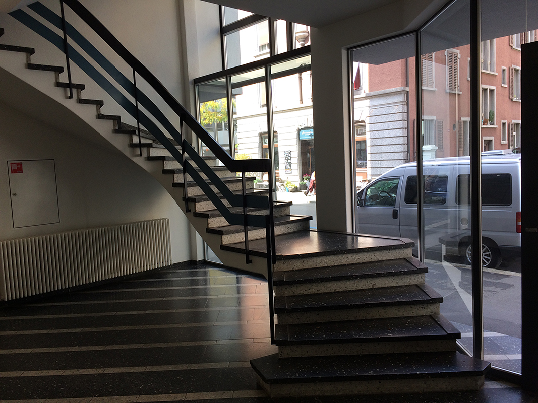 Detailansichten aus einem Geschäftshaus der Nachkriegsjahre von Alt-Wiedikon II: grosszügiger Eingang und helles Treppenhaus als modernistische Merkmale.