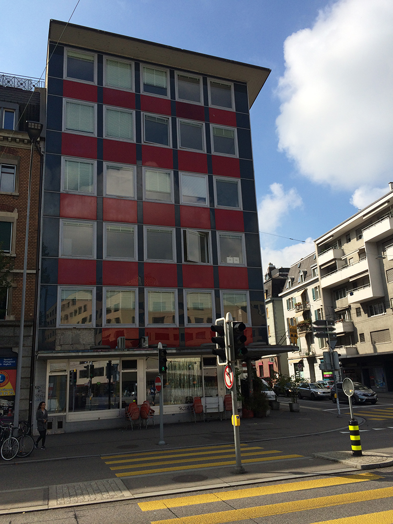 Ein weiterer Sitz von Kreativarbeitern und Architekten: Das Seebähnli-Haus fällt als kubisches Gebäude mit roter Glasfassade wohltuend aus der Reihe (1960). Im Parterre befindet sich das bei Kultur- und Musikfans beliebte «Bundeshaus zu Wiedikon»; bis nächsten Herbst wird es jedoch geschlossen, weil das Haus nun umgebaut wird.
