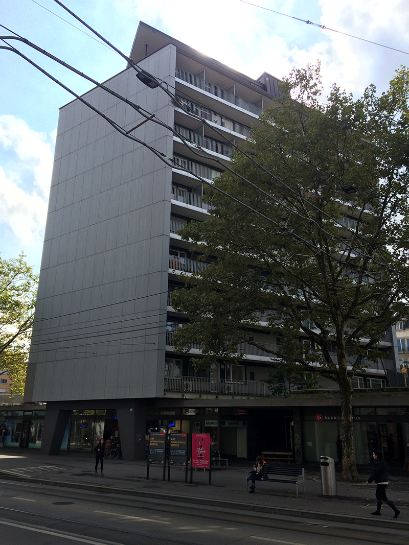 Darf bei einem Architekturrundgang durch das Quartier keinesfalls fehlen: Das Büro-, Geschäfts- und Mehrfamilienhaus der Zürcher Architekten Werner Stücheli und Georges Theiler (1958) an der Schmiede Wiedikon markiert das heutige Zentrum des alten Dorfs.