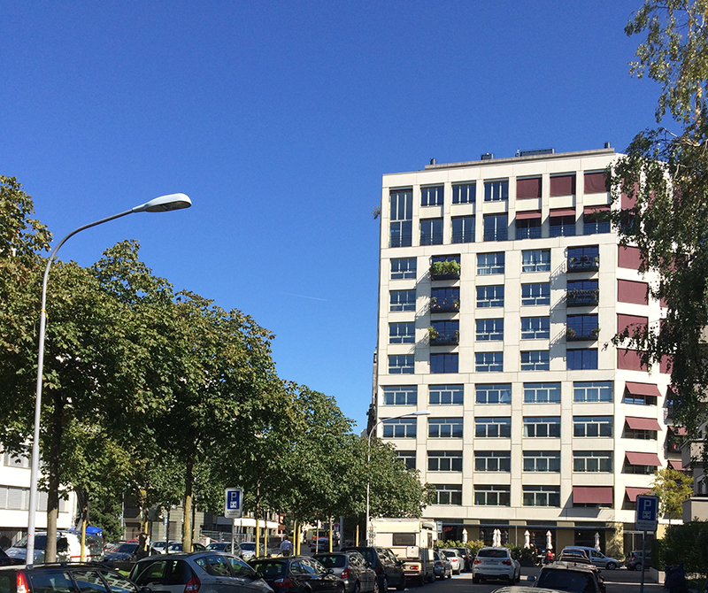 Kein Geschäftshaus und auch noch nicht alt, aber einer der schönsten Neubauten in Wiedikon und der Stadt Zürich: Das Hohe Haus West von Loeliger Strub Architekten ahmt den vertikalen Sprung einzelner Bestandsbauten im Quartier nach.