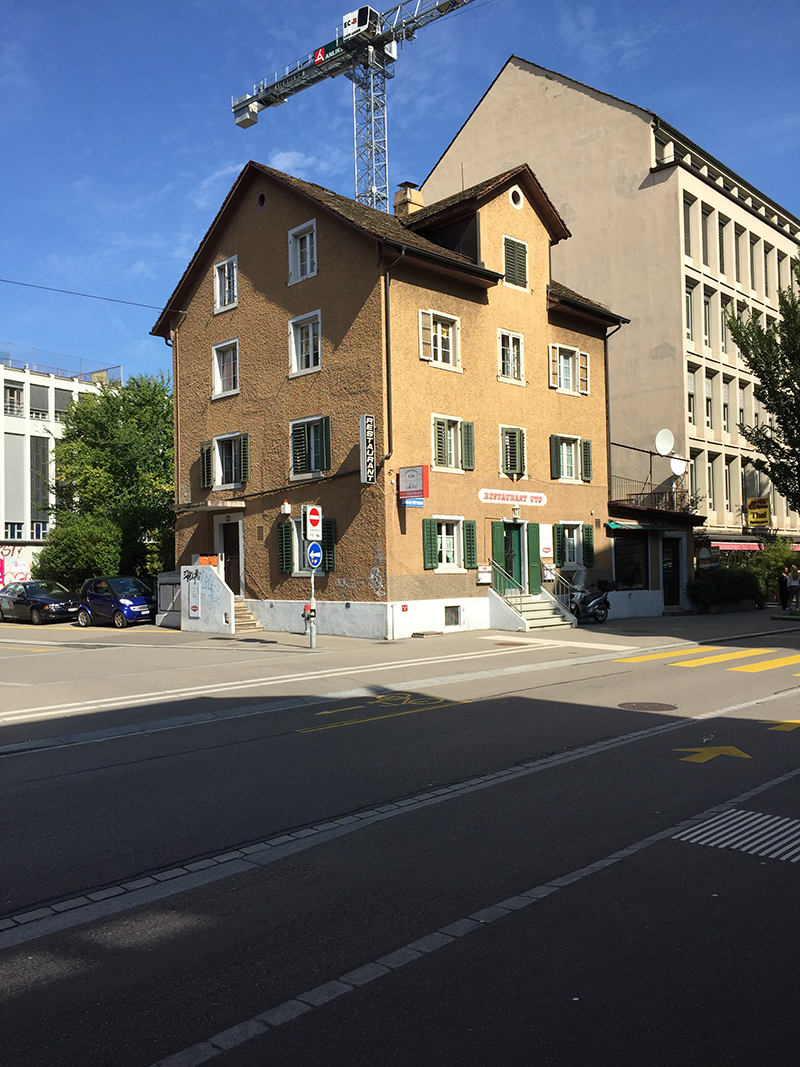 Eine Reminiszenz an das Dorf Alt-Wiedikon, das Ende 19 Jahrhundert in die Stadt Zürich eingemeindet worden ist: Seit der Beruhigung der ehemaligen Transitachse «Westrasse» wird munter um- und neugebaut. Die Liegenschaft im Bild steht an ebendieser Strasse und ist weder vom städtebaulichen Nachkriegsboom noch von der jüngsten Gentrifizierungswelle erfasst worden, zumindest bislang.